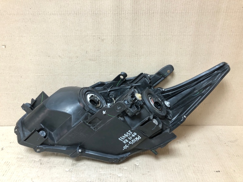 Фара правая PRIUS - 30 09-17 Фара правая PRIUS - 30 09-17