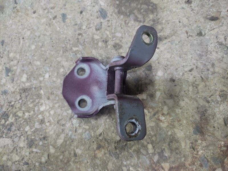 Петля двери нижняя передняя левая XEDOS 6 X6 (CA) 92-98