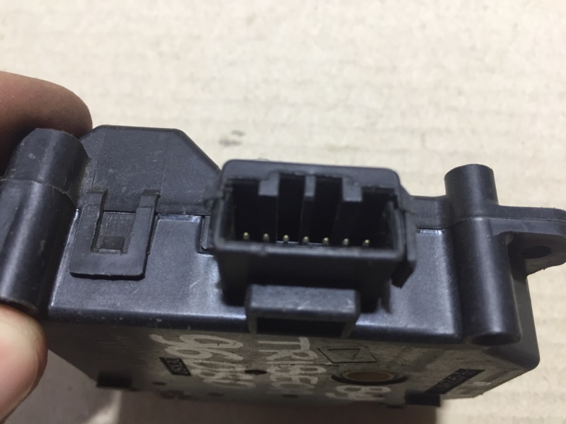 Моторчик заслонки печки TRIBECA B9 05-07