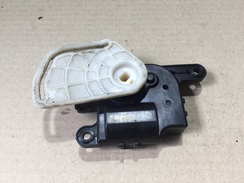 Запчасть моторчик заслонки печки HYUNDAI ACCENT MC 06-10 MC 97159-1E000 Б/У Моторчик заслонки печки HYUNDAI ACCENT MC 06-10 MC 97159-1E000 Б/У