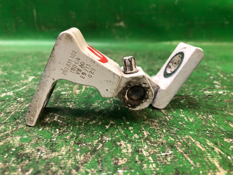 Петля двери нижняя передняя правая VOLKSWAGEN PASSAT B7 11-15 2014 Седан 2.5 CBUA 7N0831402 Б/У