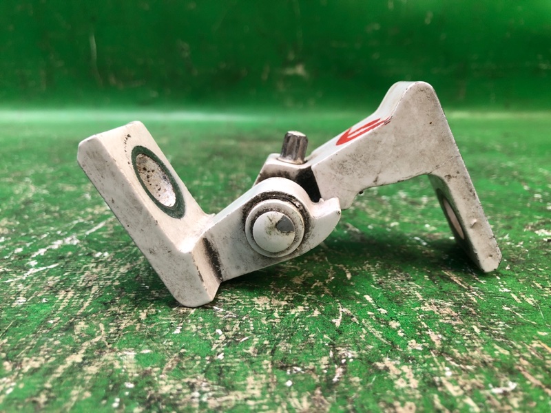 Петля двери нижняя передняя правая VOLKSWAGEN PASSAT B7 11-15 Седан 2.5 CBUA