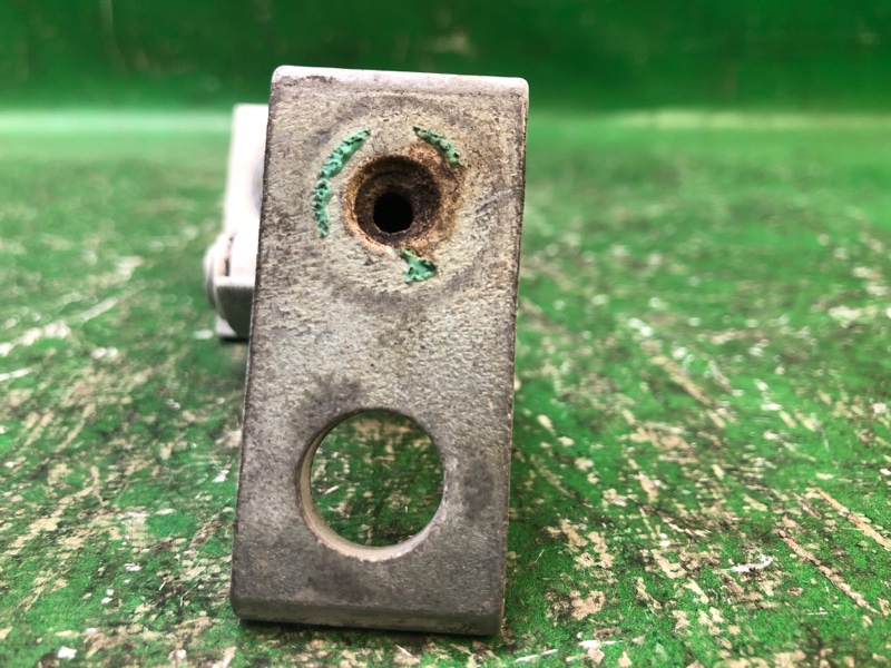 Петля двери нижняя передняя правая PASSAT B7 11-15 2014 Седан 2.5 CBUA