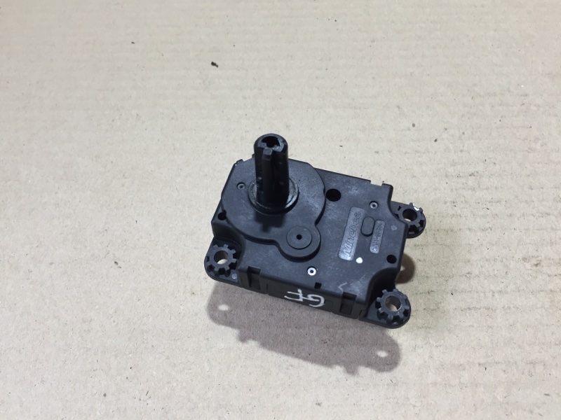 Запчасть моторчик заслонки печки MITSUBISHI OUTLANDER GF 12- 7820B010 Б/У Моторчик заслонки печки MITSUBISHI OUTLANDER GF 12- 7820B010 Б/У