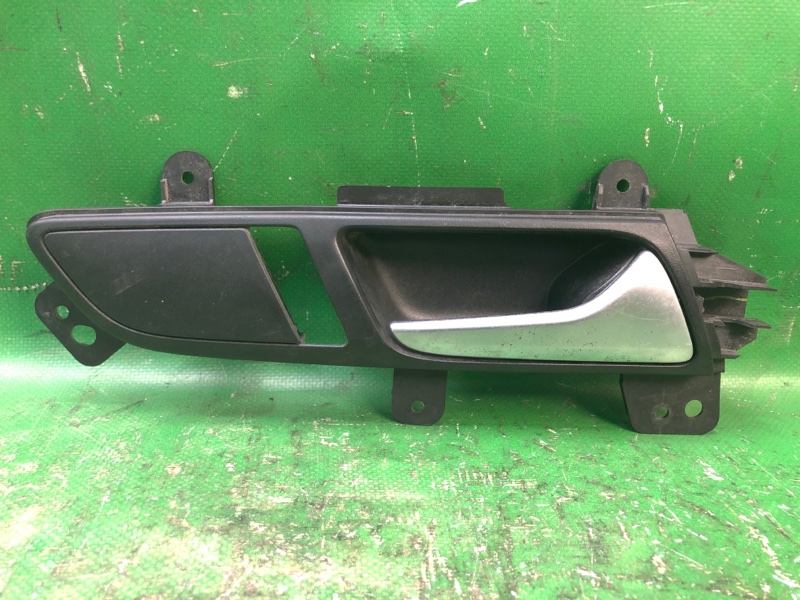 Ручка двери внутренняя передняя правая VOLKSWAGEN PASSAT B7 11-15 2014 Седан 2.5 CBUA 561837114 Б/У