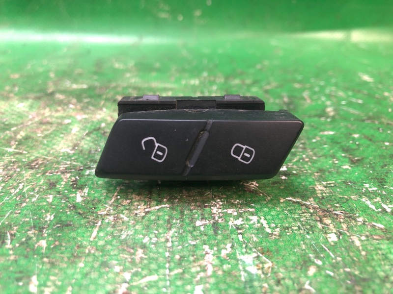 Кнопка центрального замка передняя правая VOLKSWAGEN PASSAT B7 11-15 2014 Седан 2.5 CBUA 561962126A Б/У