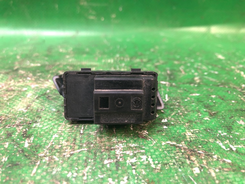 Кнопка центрального замка передняя правая VOLKSWAGEN PASSAT B7 11-15 Седан 2.5 CBUA
