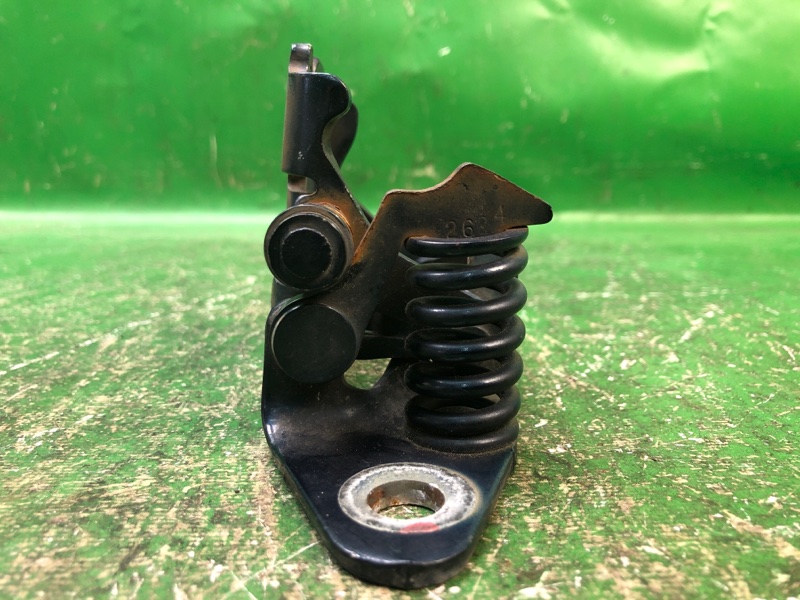 Петля двери нижняя передняя правая JOURNEY 08-20 Петля двери нижняя передняя правая JOURNEY 08-20