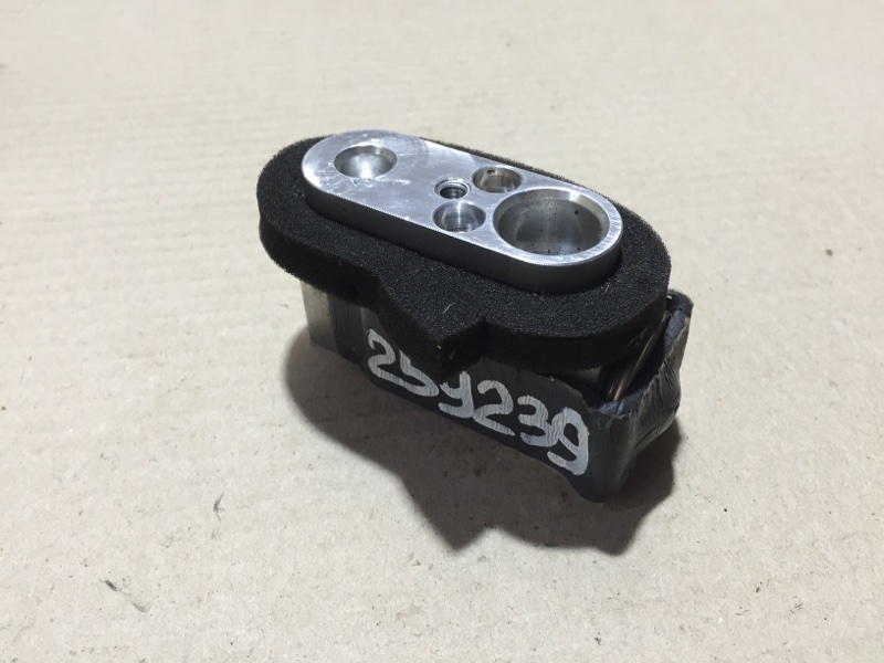 Запчасть клапан кондиционера задний MAZDA CX-9 06-16 TD14-61-J14A Б/У Клапан кондиционера задний MAZDA CX-9 06-16 TD14-61-J14A Б/У