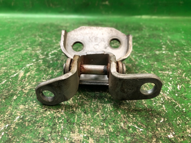 Петля двери нижняя передняя левая SUBARU FORESTER SG 02-07 2003 Внедорожник 2.5 EJ251 61220FA000 Б/У