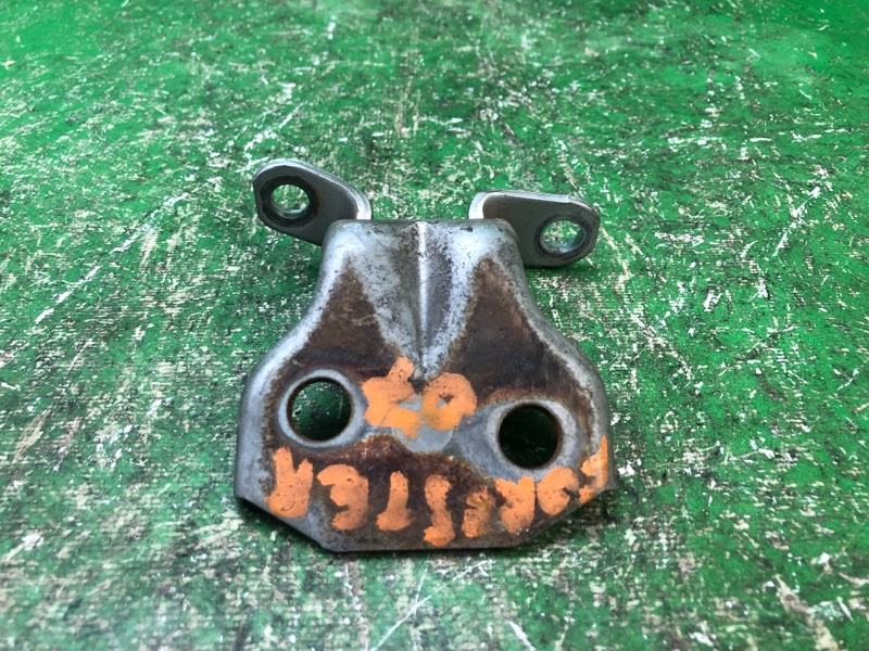 Петля двери нижняя передняя левая SUBARU FORESTER SG 02-07 Внедорожник 2.5 EJ251