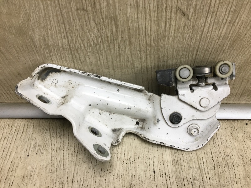 Ролик сдвижной двери нижний правый NISSAN NV200 USA 13- M20X 2.0 MR20DE