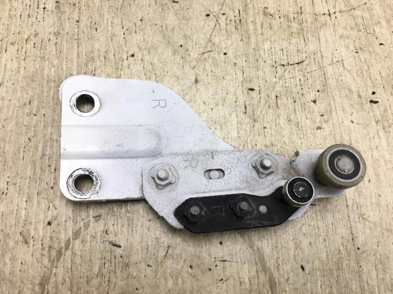 Ролик сдвижной двери верхний правый NV200 USA 13- 2017 M20X 2.0 MR20DE