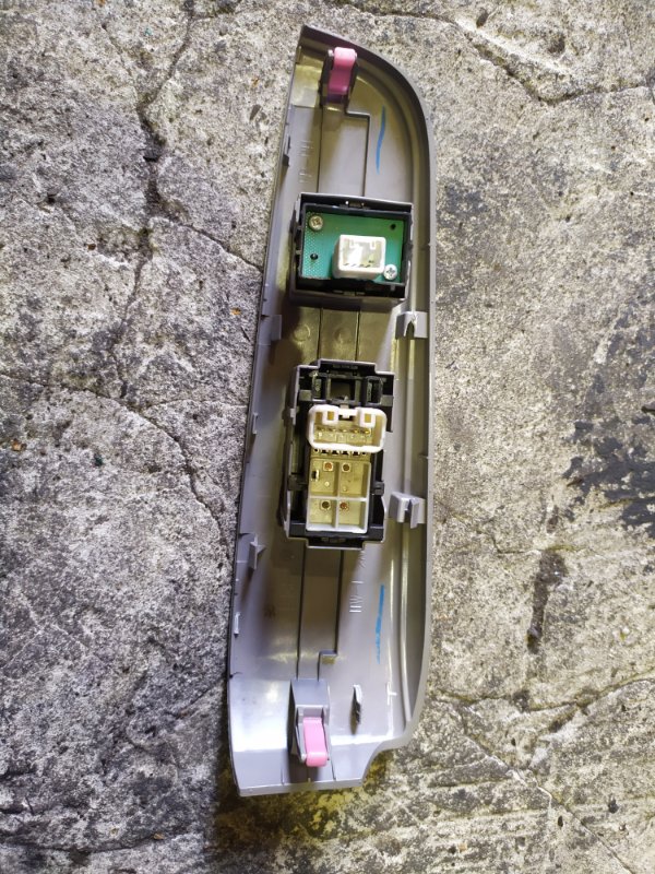 Кнопка стеклоподъемника CAMRY 50 12-15