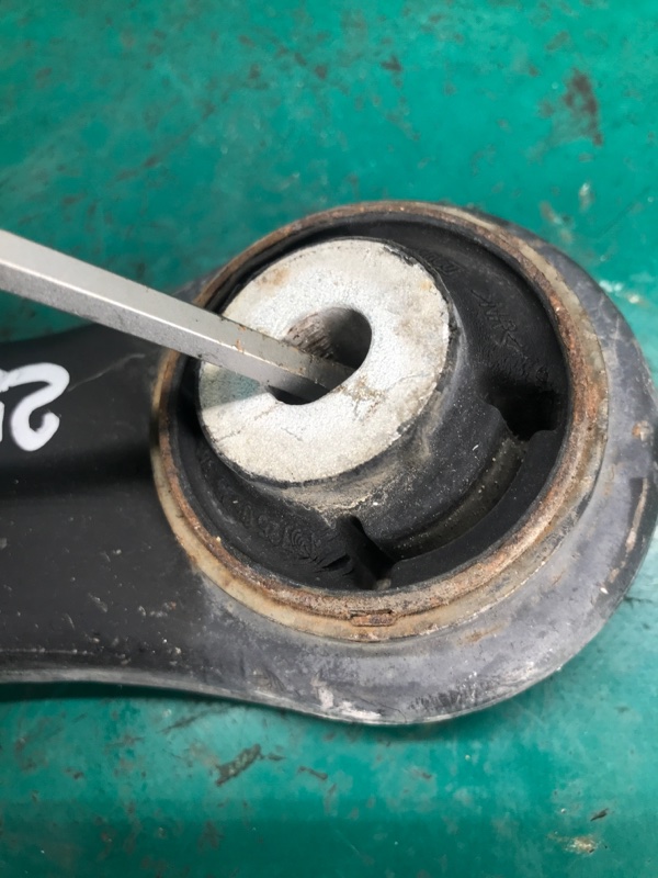 Рычаг передней подвески нижний правый FIESTA 08-17 Хэтчбек 1.6