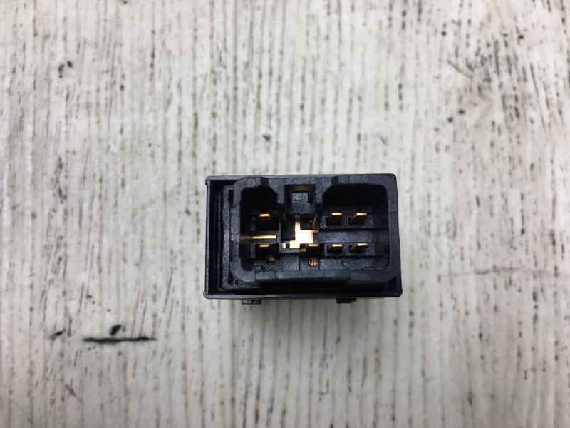 Кнопка стеклоподъемника задняя TUCSON LM 09-15 2014 LM 2.0 G4KD