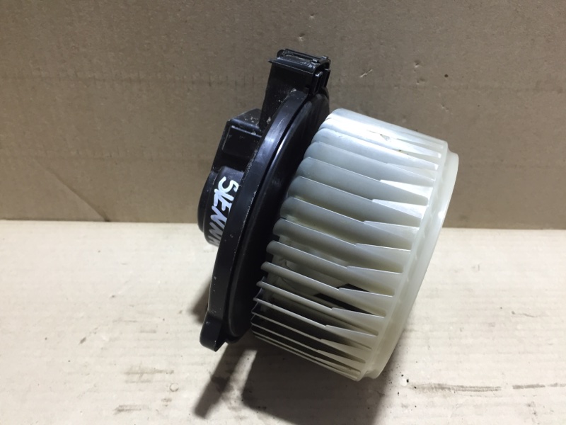 Запчасть моторчик печки задний TOYOTA SIENNA 03-10 3.5 2GRFE 87103-08070 Б/У Моторчик печки задний TOYOTA SIENNA 03-10 3.5 2GRFE 87103-08070 Б/У