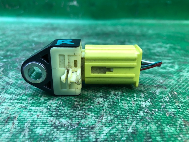 Датчик удара правый TOYOTA PRIUS - 30 09-17 Датчик удара правый TOYOTA PRIUS - 30 09-17