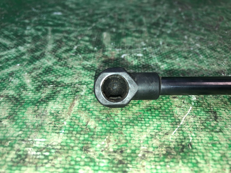 Амортизатор крышки багажника задний левый QX30 16-20