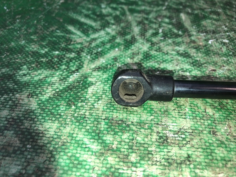 Амортизатор крышки багажника задний правый QX30 16-20