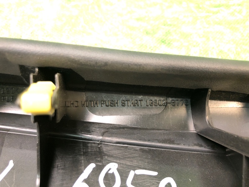 Накладка торпедо RAV4 13-19