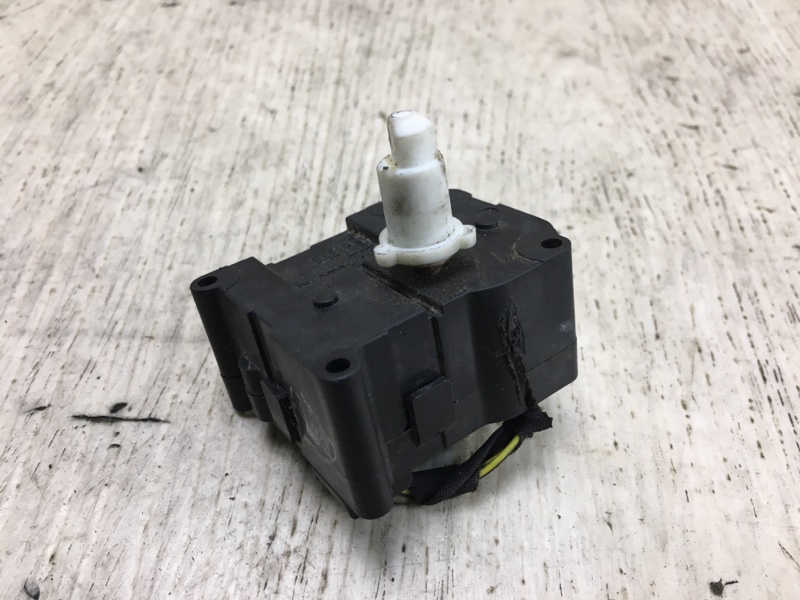 Моторчик заслонки печки PHAETON 02-10 Моторчик заслонки печки PHAETON 02-10