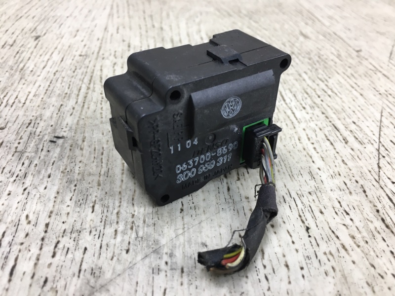 Моторчик заслонки печки VOLKSWAGEN PHAETON 02-10