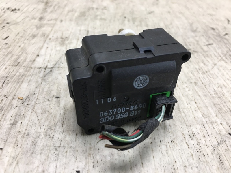 Моторчик заслонки печки VOLKSWAGEN PHAETON 02-10