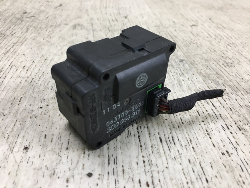 Моторчик заслонки печки PHAETON 02-10