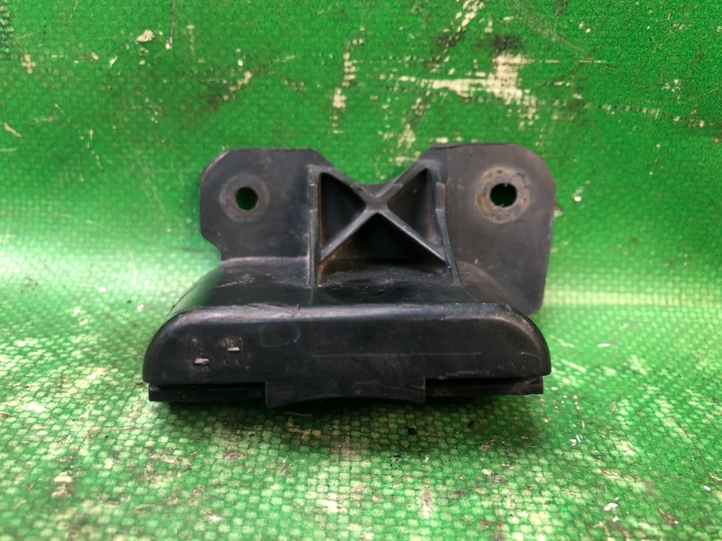 Кронштейн противотуманной фары передний левый SOLARA 03-09