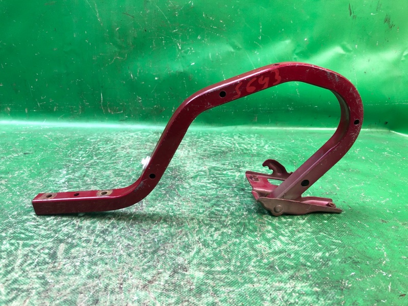 Петля крышки багажника задняя левая LEXUS IS300 99-05 2000 JCE10L 3.0 2JZGE 6451053011 Б/У