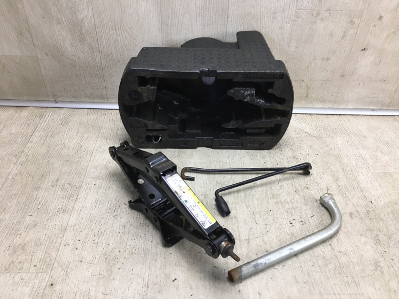 Ящик инструментальный VOLKSWAGEN PASSAT B7 11-15 561012115A Б/У