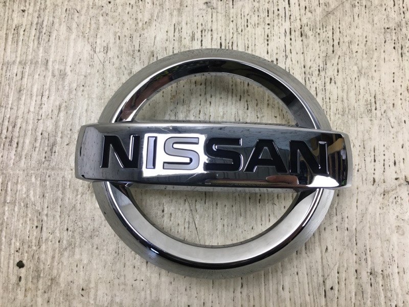 Эмблема передняя NISSAN NV200 USA 13- 62890-1DA0B новая