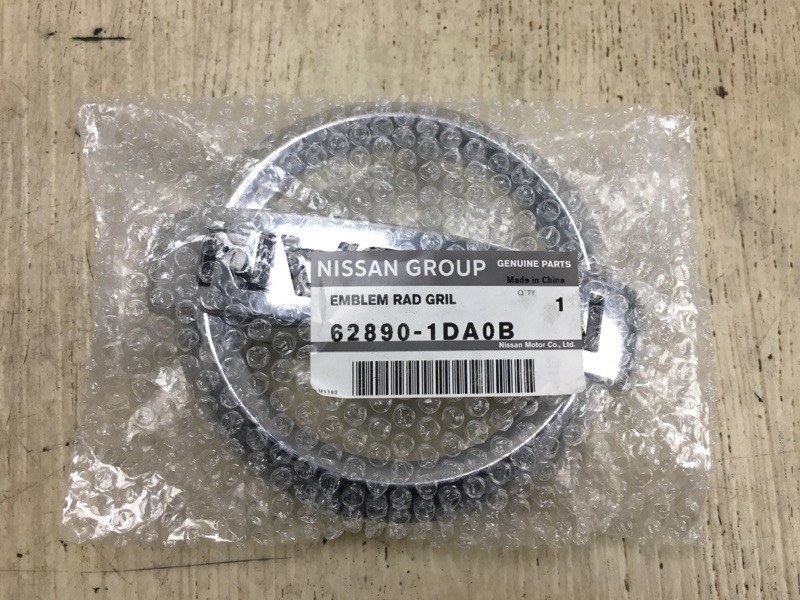 Эмблема передняя NISSAN NV200 USA 13-