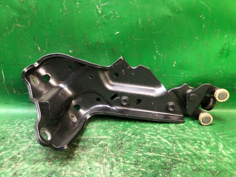 Ролик сдвижной двери нижний правый TOYOTA SIENNA 11-16 6835008030 Б/У