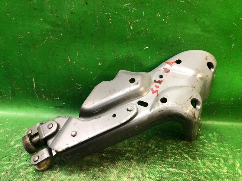 Ролик сдвижной двери нижний правый TOYOTA SIENNA 11-16