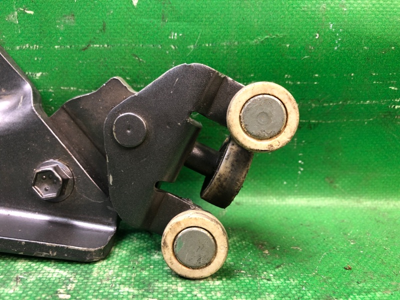 Ролик сдвижной двери нижний правый SIENNA 11-16