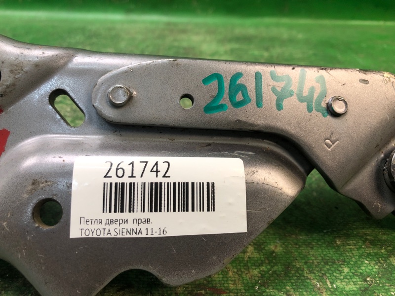 Ролик сдвижной двери нижний правый SIENNA 11-16