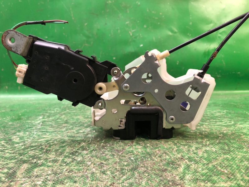 Запчасть замок двери передний правый SUBARU FORESTER SG 02-07 61032SA040 Б/У Замок двери передний правый SUBARU FORESTER SG 02-07 61032SA040 Б/У