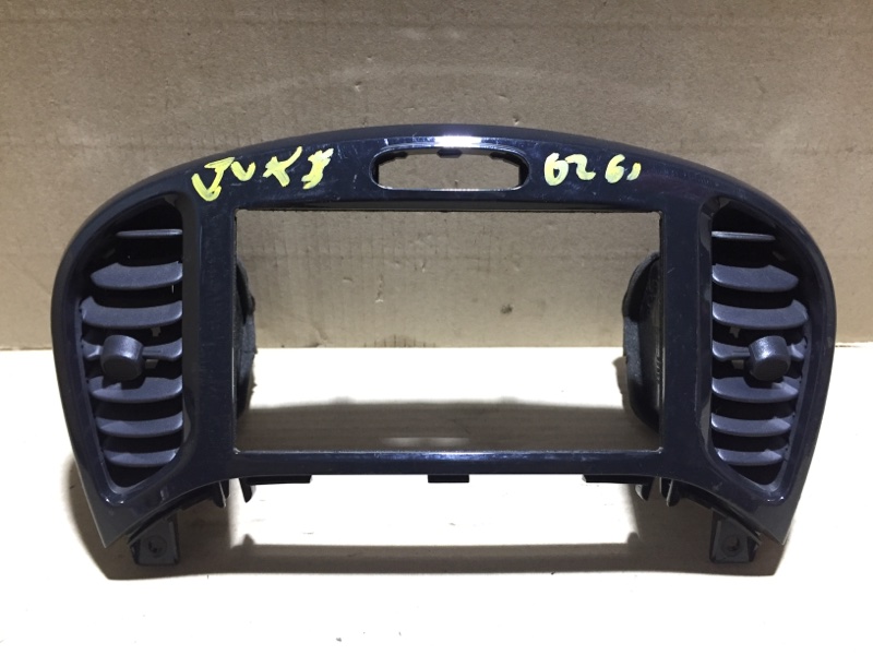 Накладка торпедо под магнитолу NISSAN JUKE 10-19 F15 68260-1KK0A Б/У