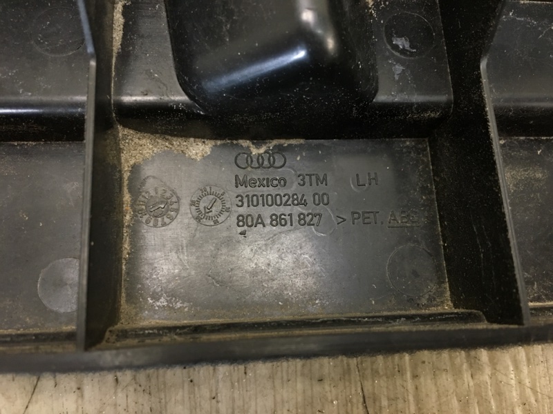 Обшивка багажника левая Q5 08-16