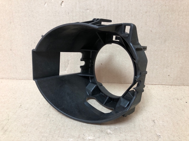 Кронштейн противотуманной фары передний левый OUTBACK 03-09 BP