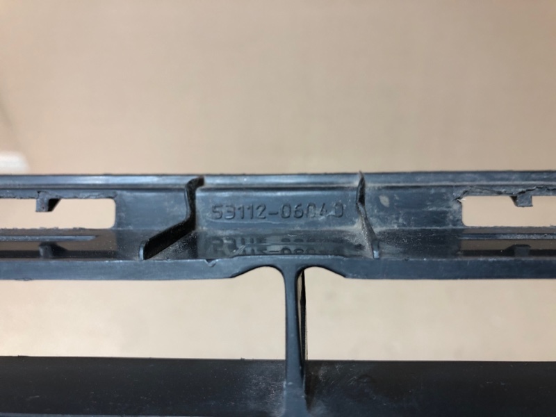 Решетка переднего бампера TOYOTA CAMRY 40 06-11