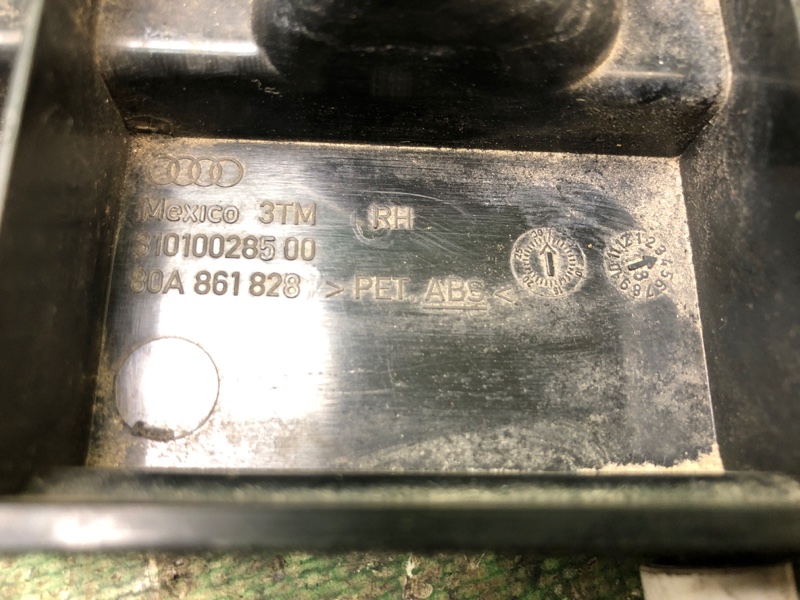 Обшивка багажника правая Q5 08-16