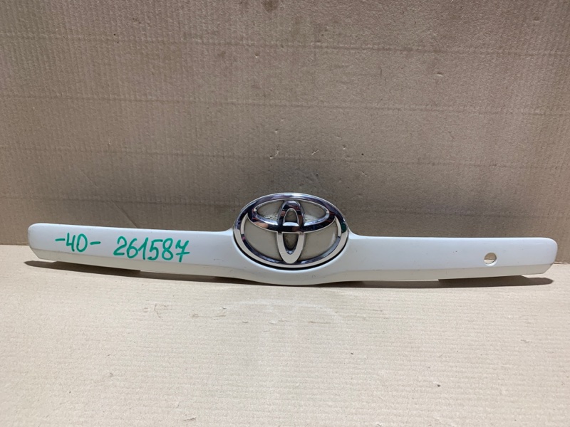 Запчасть панель подсветки номера TOYOTA CAMRY 40 06-11 76811-33130-B2 Б/У Панель подсветки номера TOYOTA CAMRY 40 06-11 76811-33130-B2 Б/У