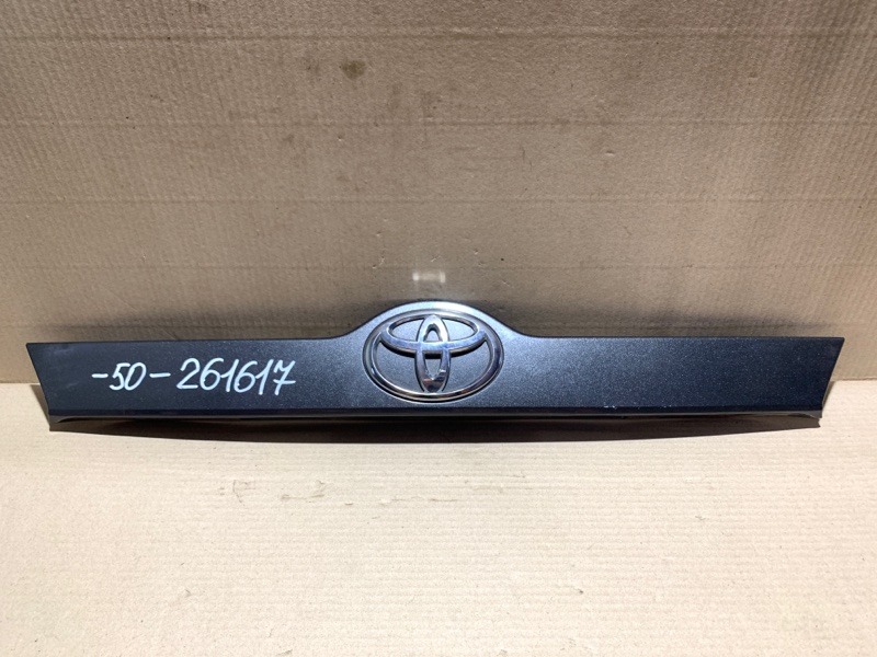 Запчасть панель подсветки номера TOYOTA CAMRY 50 12-15 76811-06470-B1 Б/У Панель подсветки номера TOYOTA CAMRY 50 12-15 76811-06470-B1 Б/У