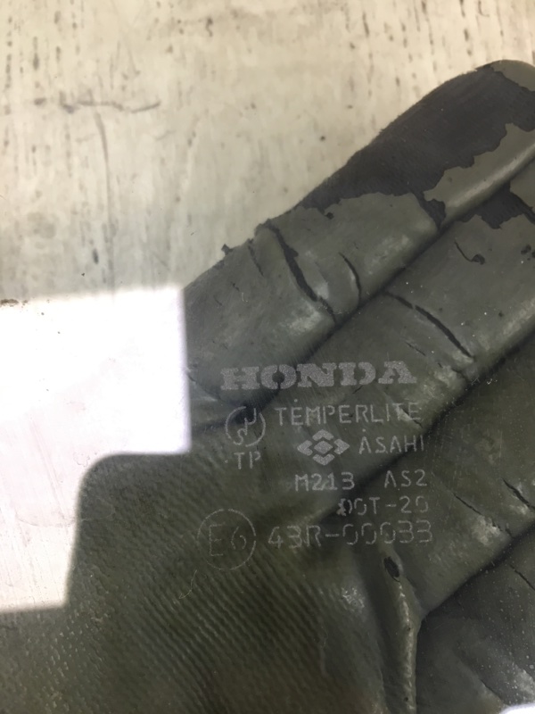 Стекло двери переднее правое HONDA CRV 95-01