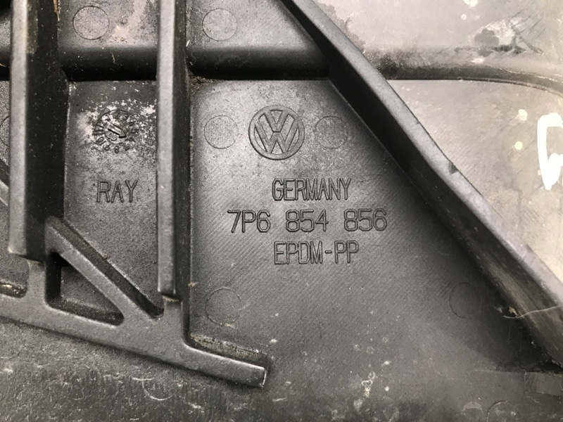 Брызговик задний правый TOUAREG 10-17