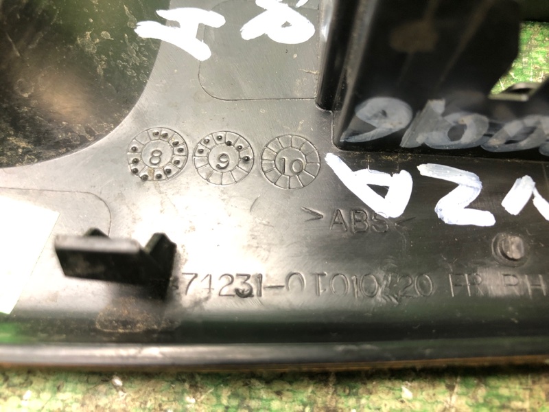 Накладка кнопок стеклоподъемника передняя правая VENZA 09-16