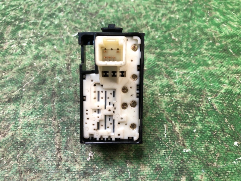 Кнопка стеклоподъемника передняя правая VENZA 09-16 Кнопка стеклоподъемника передняя правая VENZA 09-16